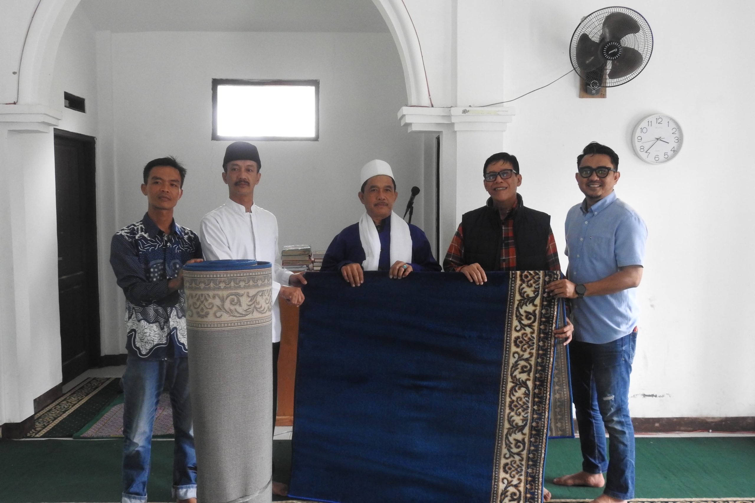 Legislator Jabar Onnie S Sandi Salurkan Karpet Sajadah untuk Warga Benjot Cugenang