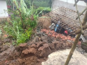 Hujan Deras Picu Longsor di Gekbrong Cianjur, Dua Dapur Rumah Warga Hancur, Kerugian Rp 70 Juta