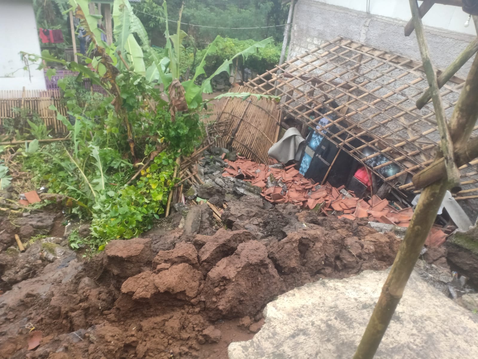 Hujan Deras Picu Longsor di Gekbrong Cianjur, Dua Dapur Rumah Warga Hancur, Kerugian Rp 70 Juta