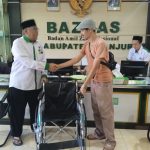 BAZNAS Cianjur Salurkan Bantuan Kursi Roda untuk Lansia Penderita Stroke