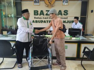 BAZNAS Cianjur Salurkan Bantuan Kursi Roda untuk Lansia Penderita Stroke