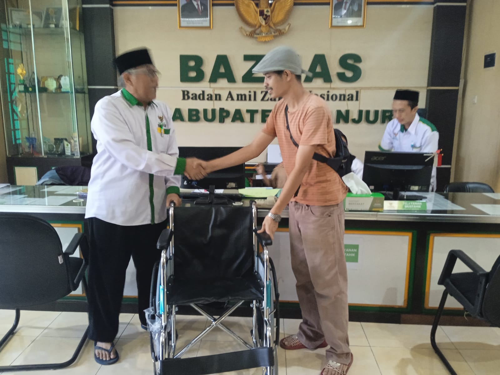 BAZNAS Cianjur Salurkan Bantuan Kursi Roda untuk Lansia Penderita Stroke