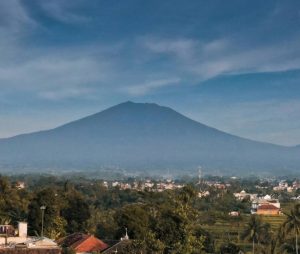 Pendakian Gunung Gede Dibuka 13 April 2026, Tak Pakai Gelang RFID Dianggap Ilegal