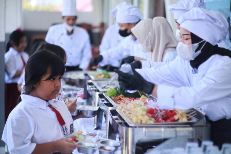 Penyaluran MBG SPPG 2 Nagrak Ala Prasmanan di Cianjur, Bikin Siswa Bebas Pilih Menu dan Lebih Tertib