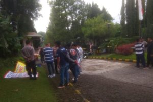 Banner Penolakan Dapur SPPG di Villa Ceri Dicopot Paksa, Diduga Disertai Ancaman; Warga Lapor Polisi