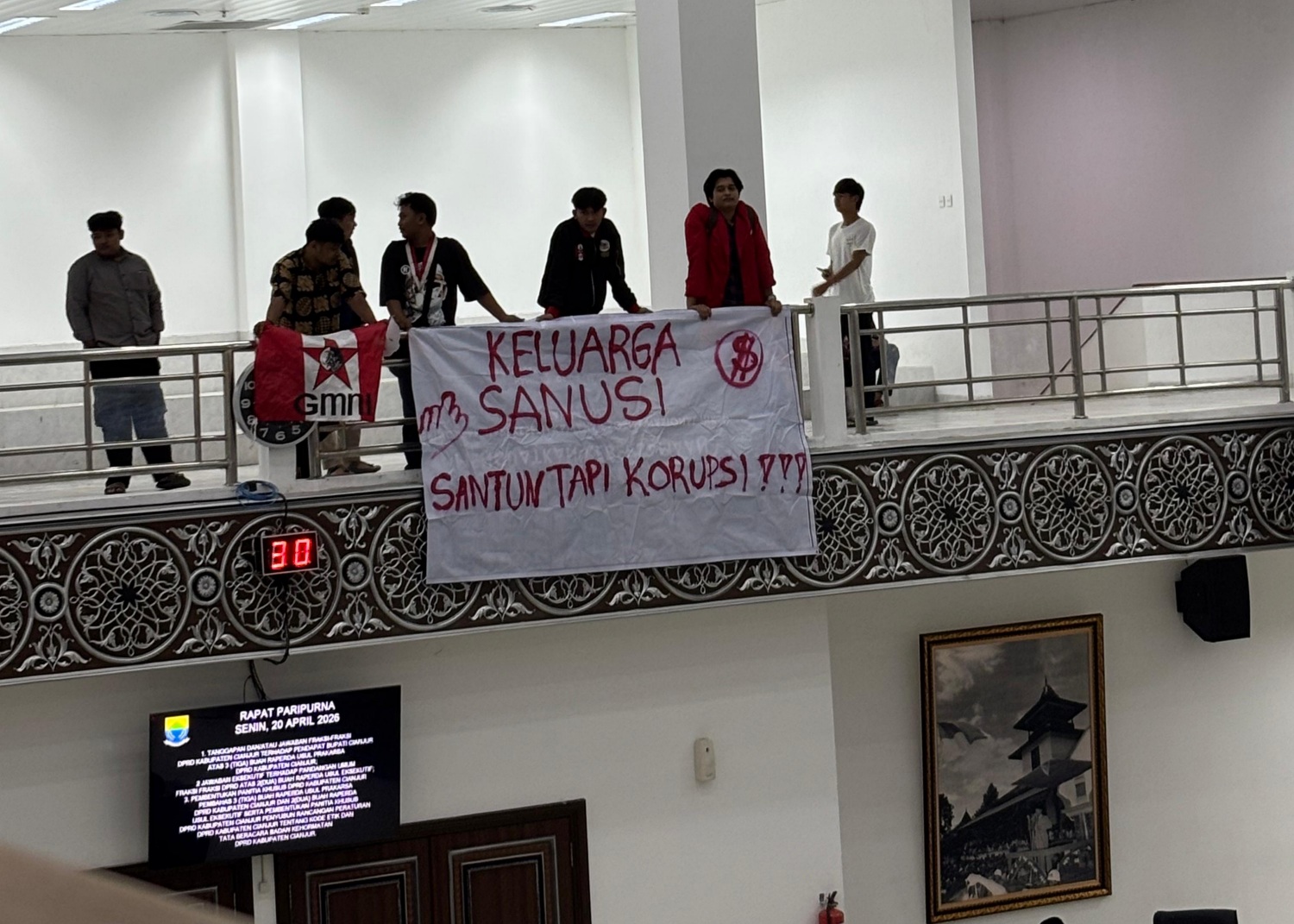 Spanduk “Sanusi: Santun tapi Korupsi?” Picu Ketegangan di Rapat Paripurna DPRD Cianjur