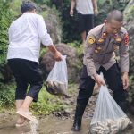 Kapolsek Pagelaran Tebar Benih Ikan di Sungai Citajur, Perkuat Ketahanan Pangan dan Jaga Ekosistem