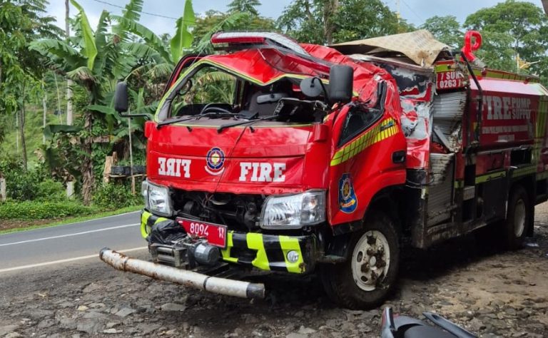 Mobil Damkar Cianjur Terguling Saat Menuju Lokasi Kebakaran di Cidaun, Dua Petugas Terluka