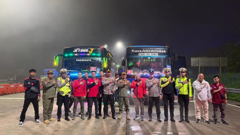 Ribuan Buruh Asal Sukabumi Bergerak ke Monas, Dikawal Ketat Polisi sejak Dini Hari