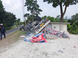Truk Oleng di Jalur Alternatif Jonggol Cianjur, Satu Penumpang Motor Tewas