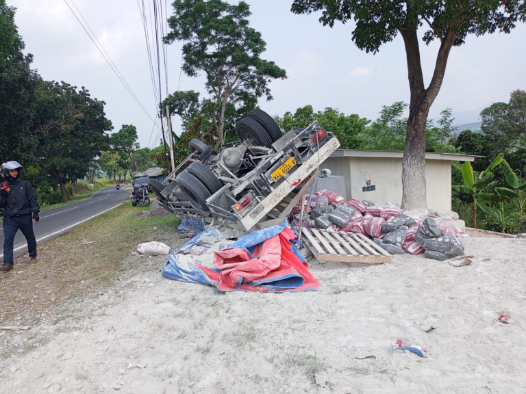 Truk Oleng di Jalur Alternatif Jonggol Cianjur, Satu Penumpang Motor Tewas