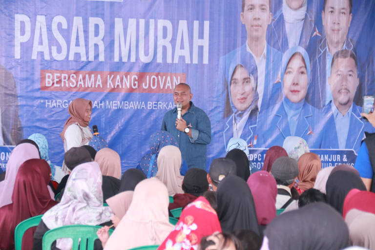 Bang Jovan Bersama DPC Demokrat Cianjur Gelar Pasar Murah Sekaligus Serap Aspirasi Warga Batulawang