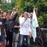 Mahasiswa Kepung DLH Cianjur, Tumpahkan Sampah sebagai Protes Keras