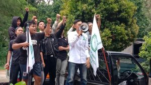 Mahasiswa Kepung DLH Cianjur, Tumpahkan Sampah sebagai Protes Keras