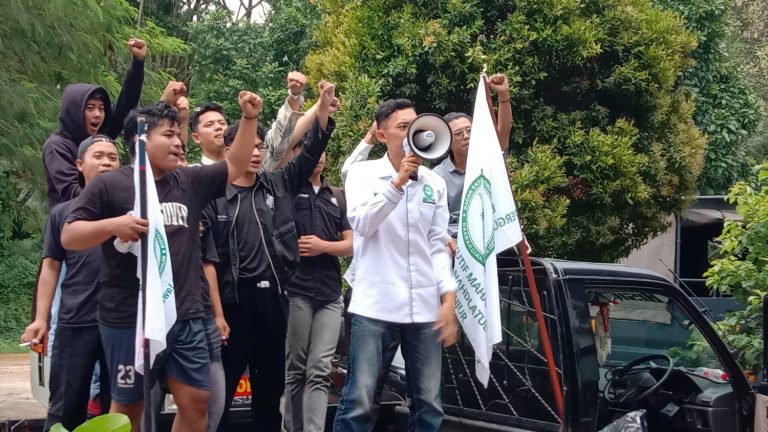 Mahasiswa Kepung DLH Cianjur, Tumpahkan Sampah sebagai Protes Keras