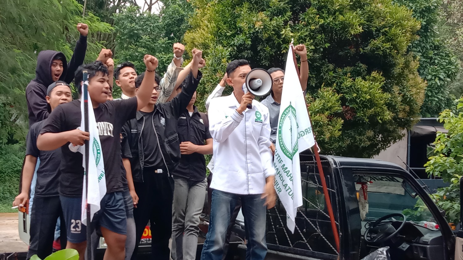 Mahasiswa Kepung DLH Cianjur, Tumpahkan Sampah sebagai Protes Keras