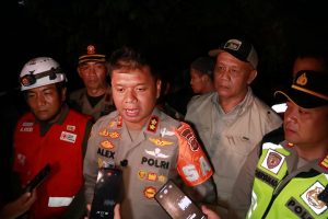 Banjir Bandang Terjang Desa Jamali Cianjur, Polres dan PMI Turunkan Nakes dan Salurkan Bantuan Logistik