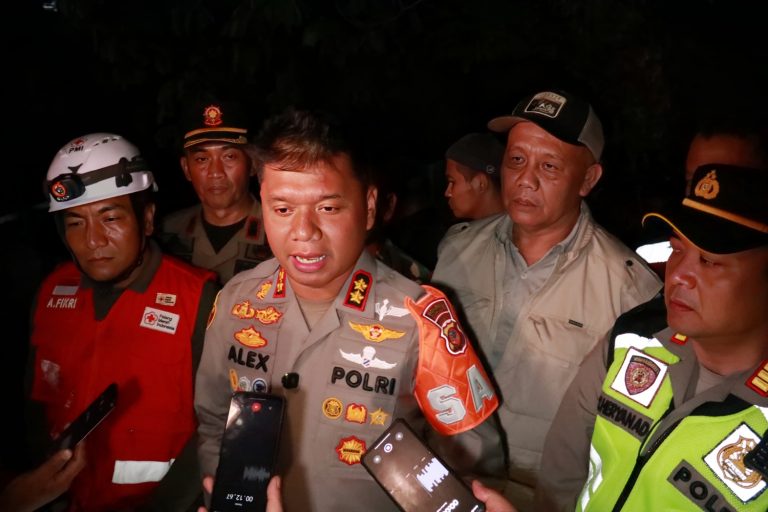 Banjir Bandang Terjang Desa Jamali Cianjur, Polres dan PMI Turunkan Nakes dan Salurkan Bantuan Logistik
