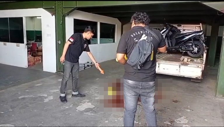 Brutal di Siang Hari! Satpam Tewas Dibacok di Gudang Motor Cianjur, Aksi Pelaku Terekam CCTV