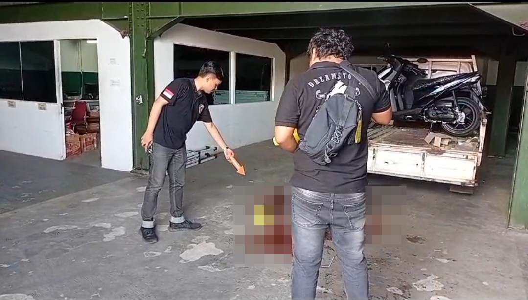 Brutal di Siang Hari! Satpam Tewas Dibacok di Gudang Motor Cianjur, Aksi Pelaku Terekam CCTV