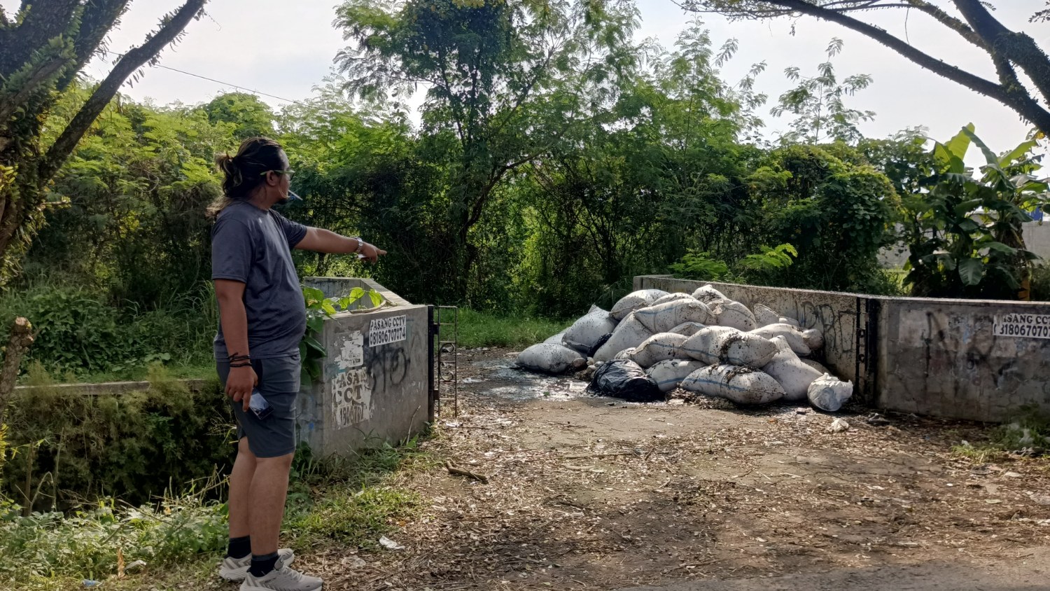 Limbah Jeroan Ayam Dibuang Sembarangan di Cianjur, Puluhan Karung Cemari Permukiman dan Picu Kekhawatiran Penyakit