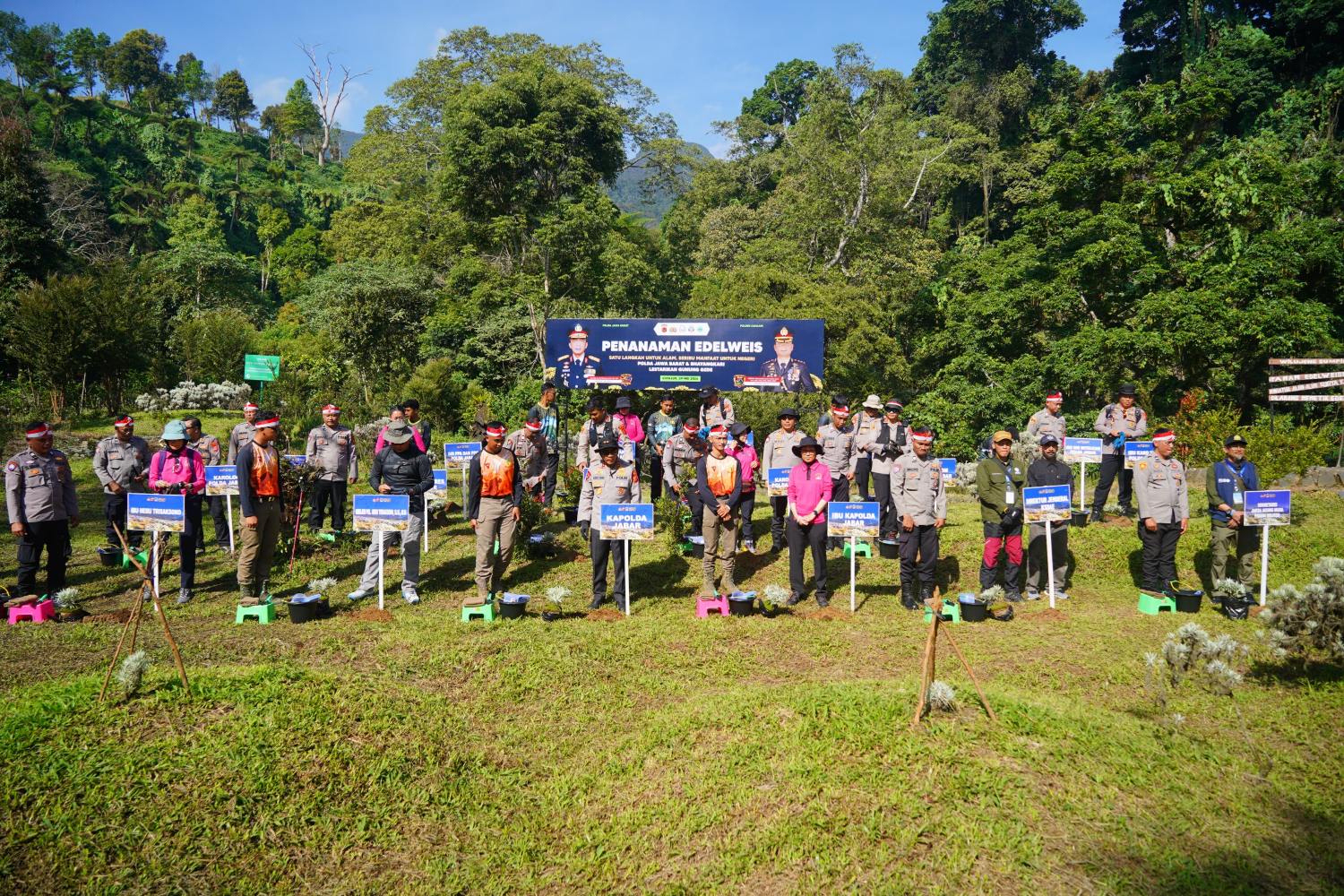 Peduli Lingkungan, Polda Jabar dan Polres Cianjur Bersihkan Jalur Gunung Gede dan Lepasliarkan Elang