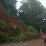 Longsor Tutupi Jalan Penghubung Pasirkuda-Ciwidey, Warga Gotong Royong Bersihkan Material