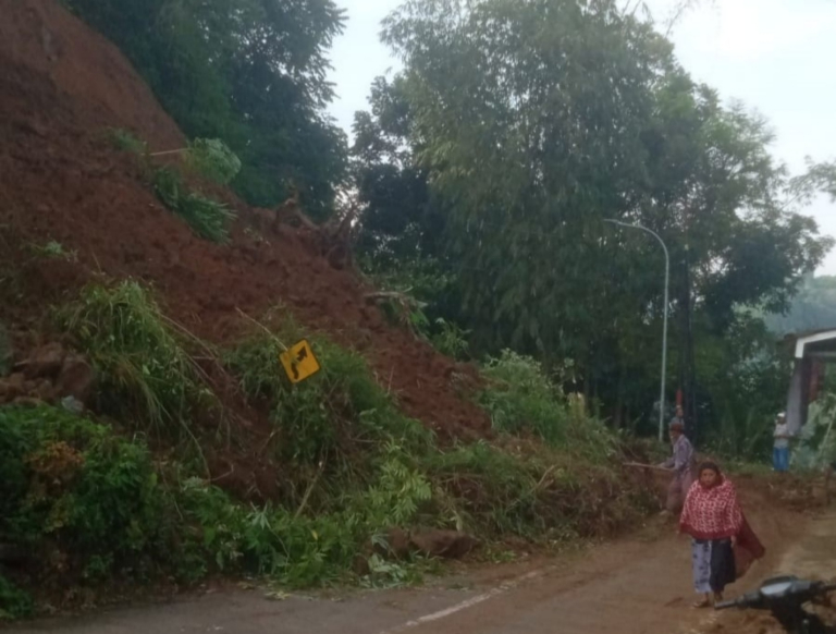 Longsor Tutupi Jalan Penghubung Pasirkuda-Ciwidey, Warga Gotong Royong Bersihkan Material