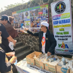 Berbagi Berkah Jumat, Komunitas Asep-Asep Cianjur Bagikan 250 Paket Snack untuk Warga