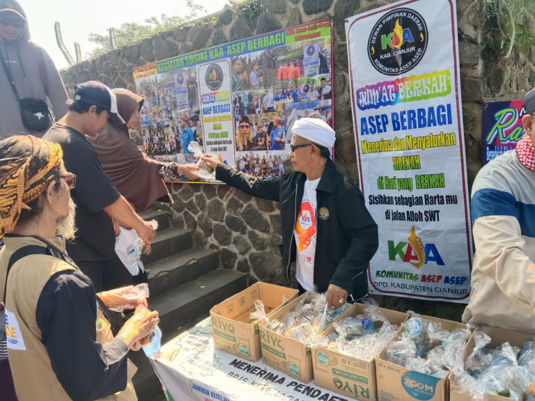 Berbagi Berkah Jumat, Komunitas Asep-Asep Cianjur Bagikan 250 Paket Snack untuk Warga