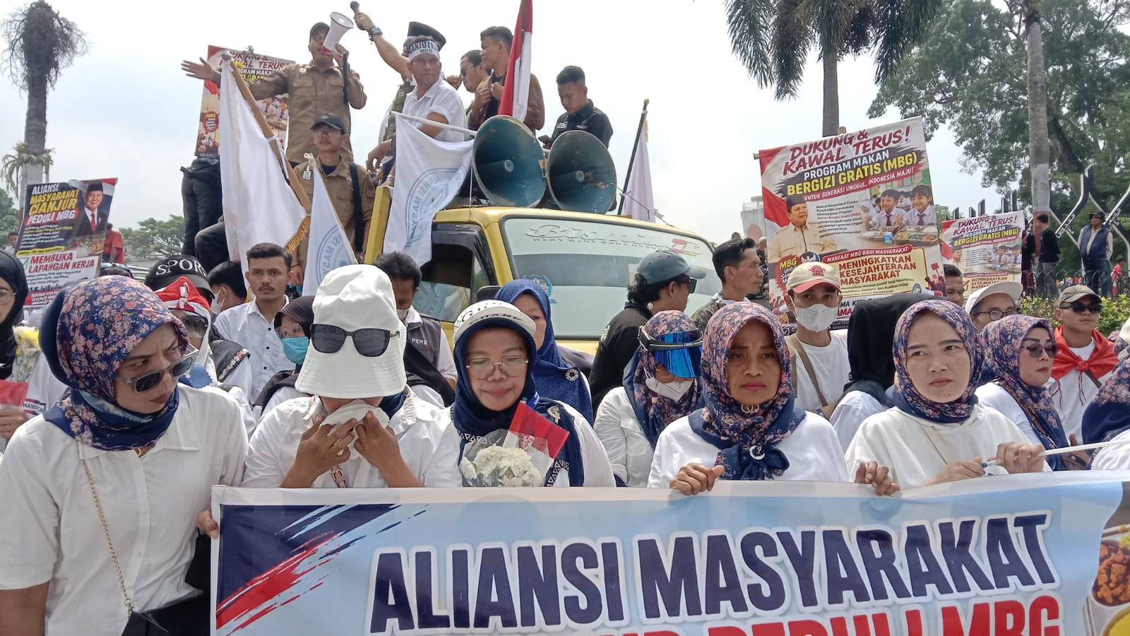 Ratusan Massa Longmarch ke DPRD dan Pemda Cianjur, Dukung Program MBG