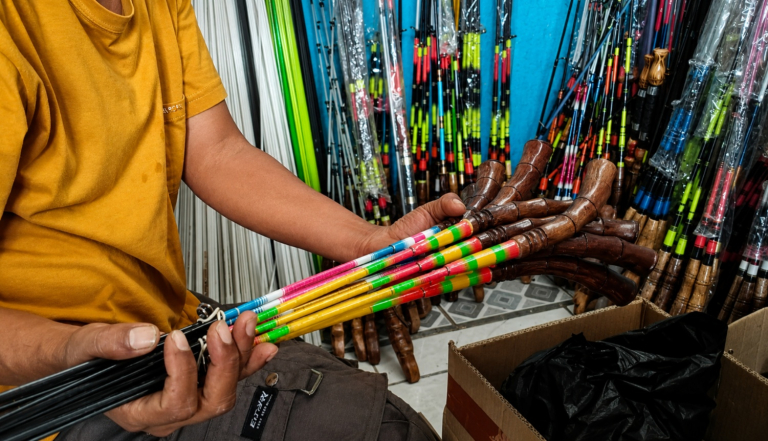 Efek Dolar Naik Bukan Jadi Kabar Baik, UMKM Pengrajin Joran Cianjur Malah Makin Tercekik