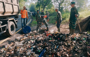 Kolaborasi Satgas Citarum Harum dan DLH Cianjur Angkut 1 Ton Sampah di Haurwangi