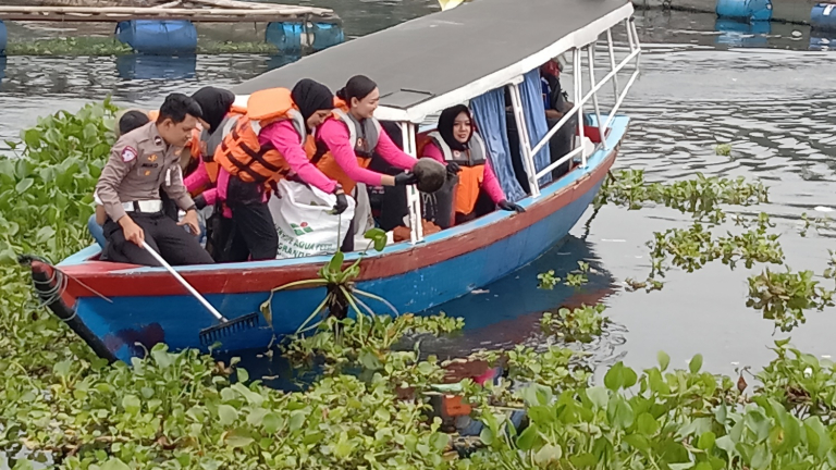 Polres Cianjur Bersihkan Danau Jangari, Gandeng Pandawara Group di Hari Bhayangkara ke-80