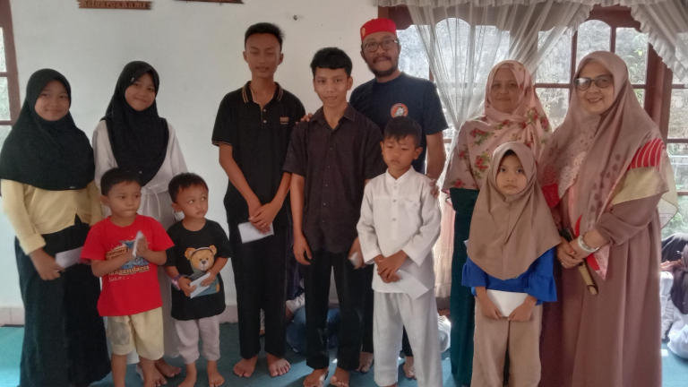Mang Gopar Kolaborasi dengan Majelis Taklim Ar-Rohmah Santuni puluhan Yatim dan Lansia di Cianjur