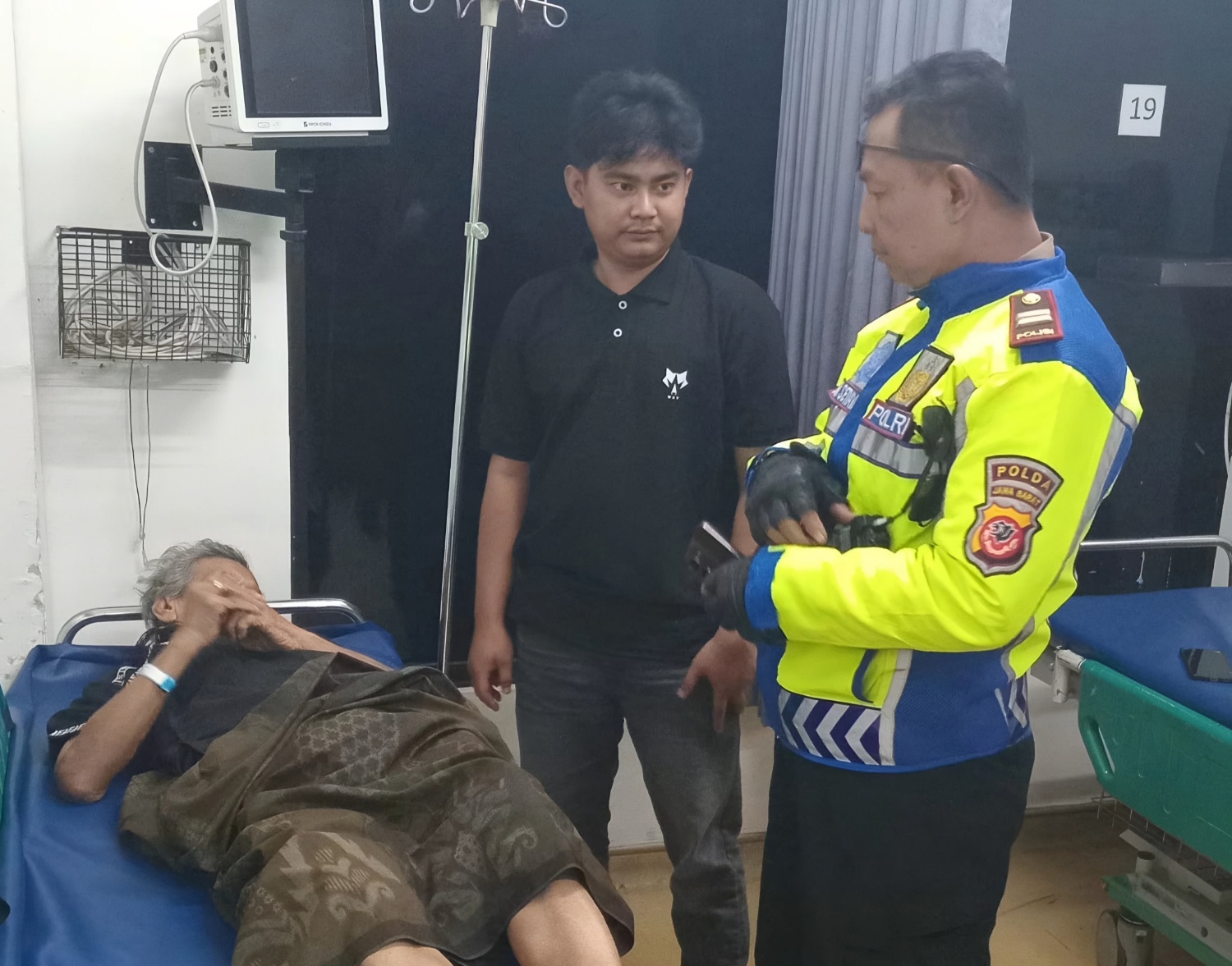 Satlantas Polres Cianjur Evakuasi Pasien Darurat di Tengah Kemacetan Jalur Puncak