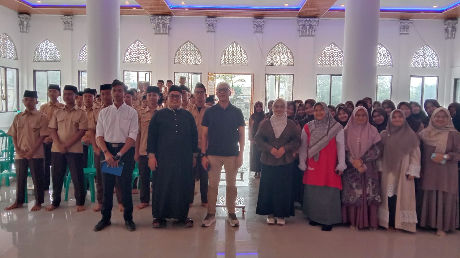 Kang Onnie Edukasi Ribuan Santri Al Uzlah Cianjur tentang Demokrasi dan Wawasan Kebangsaan