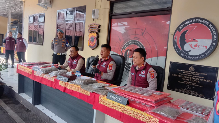 Dua Bandar Ganja Ditangkap di Cianjur, Polisi Sita Hampir 15 Kilogram Ganja Siap Edar