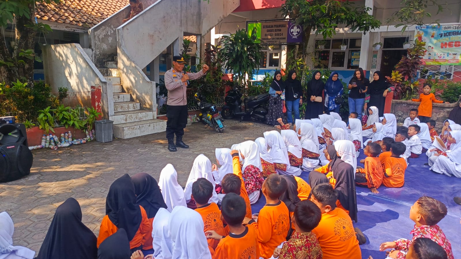 Kapolsek Mande Beri Pembinaan di SDN Cibalagung Usai Dugaan Percobaan Penculikan Dua Siswi