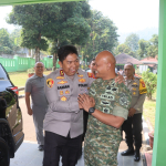 Gambar Istimewa : Kapolres Sukabumi AKBP Dr. Samian berjabat tangan dengan Dandim 0622/Kabupaten Sukabumi Letkol Inf. Agung Ariwibowo saat kunjungan silaturahmi di Makodim 0622