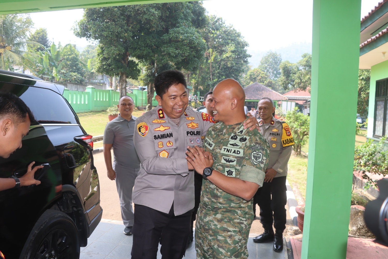 Gambar Istimewa : Kapolres Sukabumi AKBP Dr. Samian berjabat tangan dengan Dandim 0622/Kabupaten Sukabumi Letkol Inf. Agung Ariwibowo saat kunjungan silaturahmi di Makodim 0622