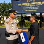 Pj Kades Sukajaya Terima Penghargaan Kapolres Cianjur Usai Bantu Ungkap Kasus Uang Palsu