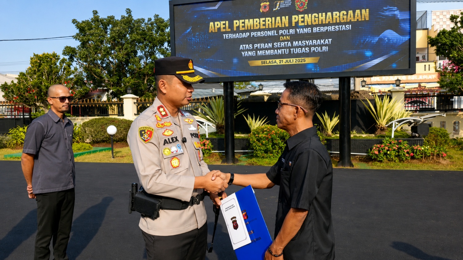 Pj Kades Sukajaya Terima Penghargaan Kapolres Cianjur Usai Bantu Ungkap Kasus Uang Palsu