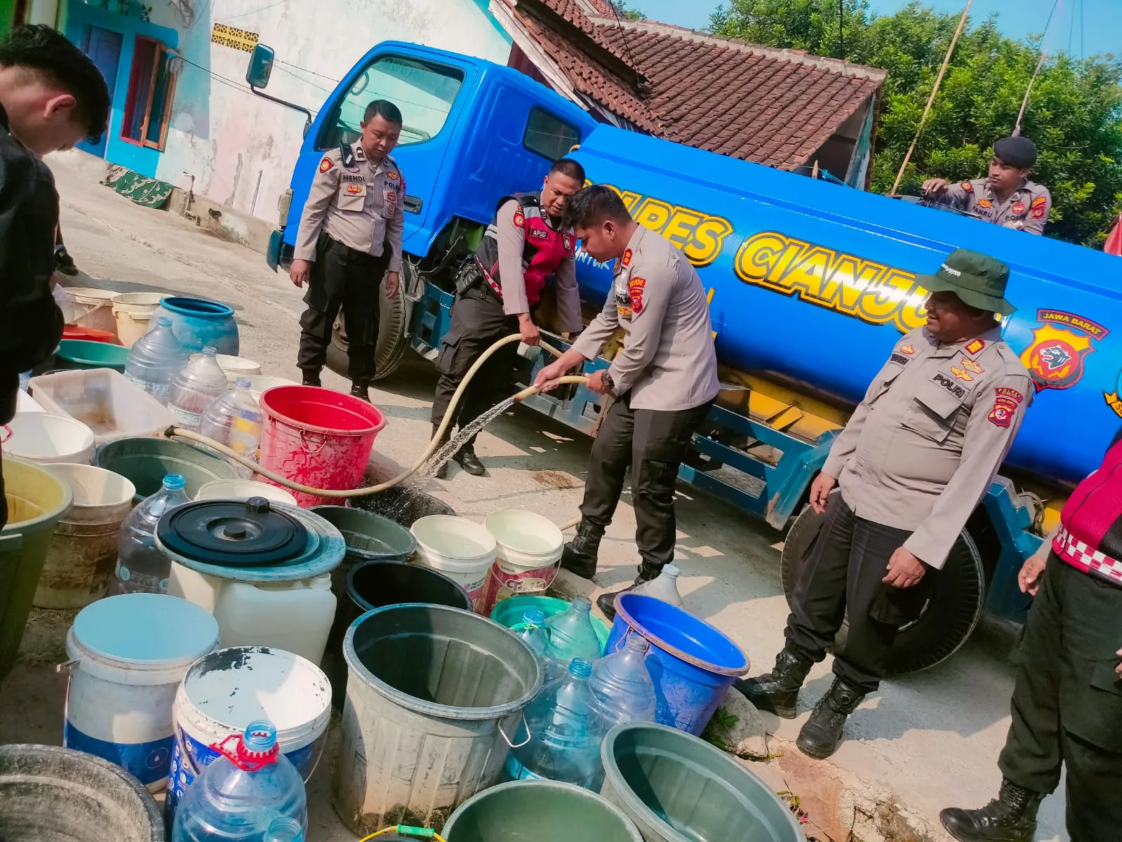 Polres Cianjur dan PMI Sigap Bantu Masyarakat Terdampak Kekeringan