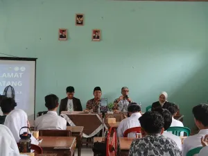 Kang Onnie Bekali Siswa SMA Terbuka Karya Bakti Haurwangi dengan Pendidikan Demokrasi
