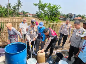 Dua Kampung di Karangtengah Dilanda Kekeringan, Polres Cianjur Salurkan Air Bersih