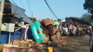 Truk Pengangkut Alat Berat Tabrak Pick-up di Cugenang, Beberapa Kios Rusak dan Dua Orang Meninggal Dunia