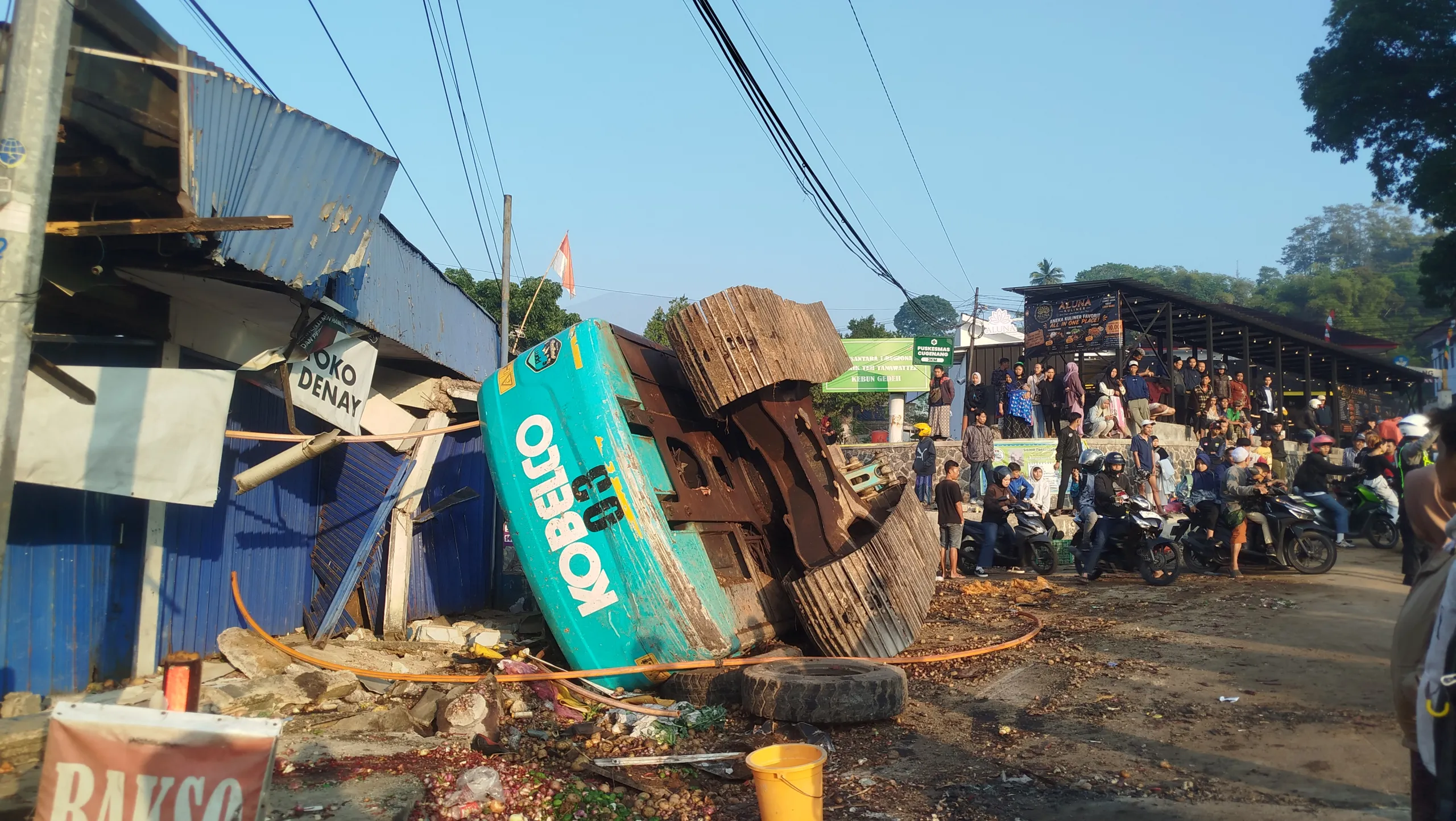 Truk Pengangkut Alat Berat Tabrak Pick-up di Cugenang, Beberapa Kios Rusak dan Dua Orang Meninggal Dunia