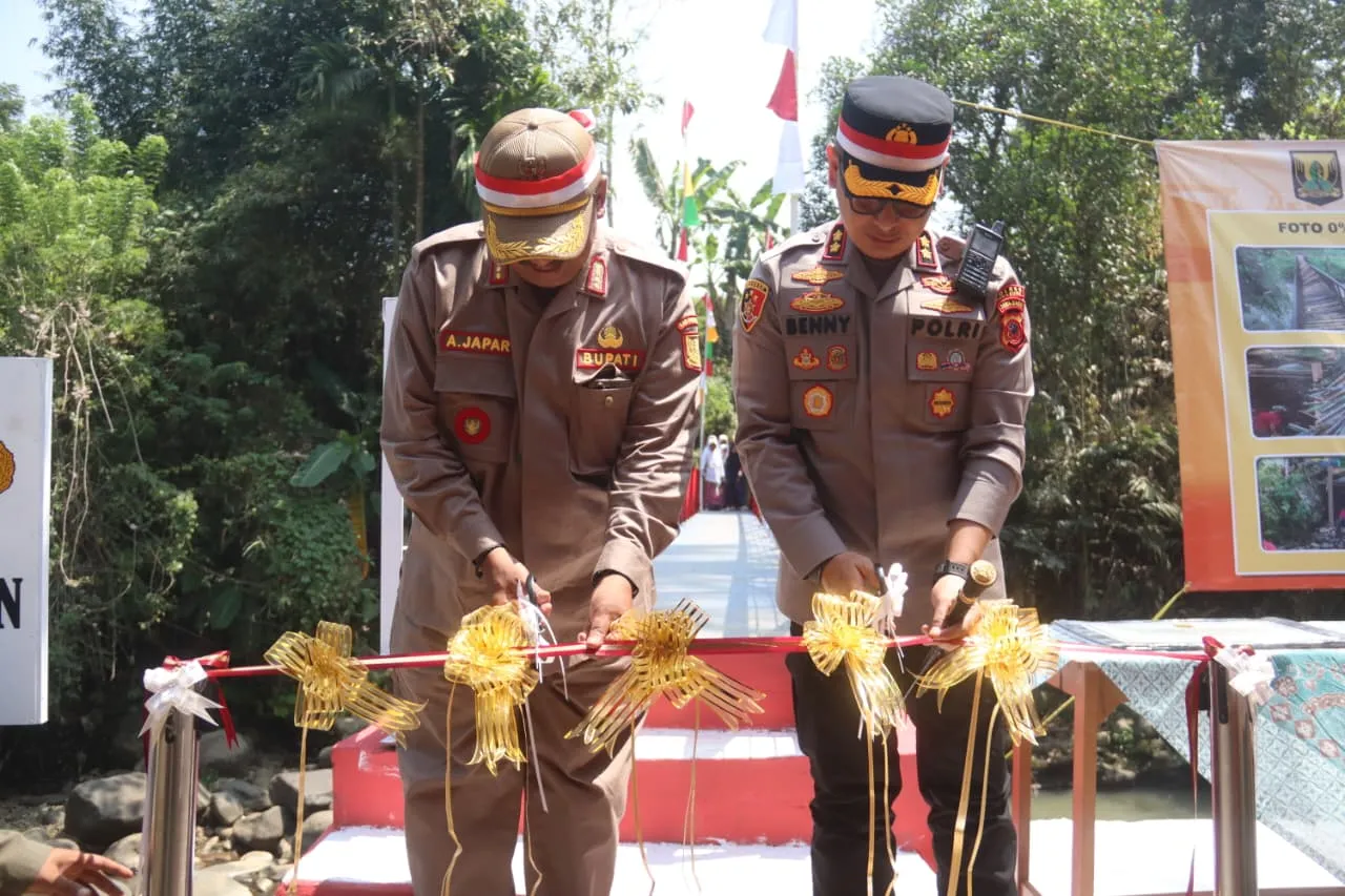 Bupati dan Kapolres Sukabumi Resmikan Jembatan Merah Putih Presisi Kamandoran
