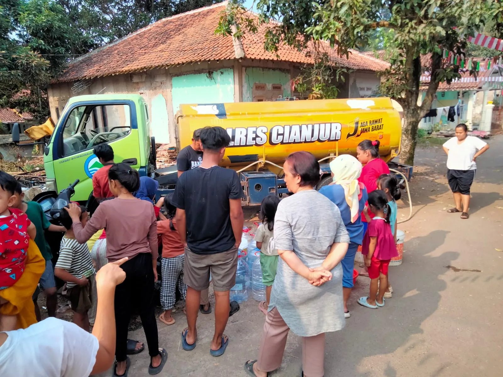 Polres Cianjur dan Bagong Mogok Salurkan Air Bersih untuk Ratusan Warga Terdampak Kekeringan di Cilaku